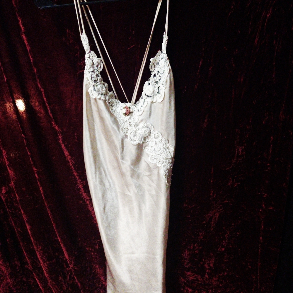 🖤Gorgeous Rosebud Satin Chemise//Nightie🖤